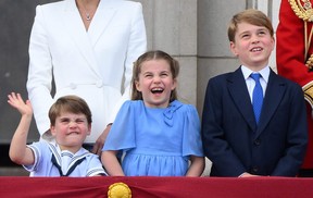 Prinz Louis (L), Prinzessin Charlotte und Prinz George reagieren, als sie am 2. Juni 2022 vom Balkon des Buckingham Palace in London einen besonderen Vorbeiflug beobachten. (Foto von DANIEL LEAL/AFP via Getty Images)