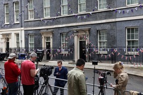 Medienvertreter arbeiten am 6. Juni 2022 vor der Downing Street 10, dem offiziellen Wohnsitz des britischen Premierministers, im Zentrum von London. (Foto von HOLLIE ADAMS/AFP via Getty Images)