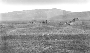 Dieses am 14. Juni 2022 veröffentlichte Handout-Bild zeigt die Ausgrabung der Stätte KaraDjigach im Chu-Tal in den Ausläufern des Tian Shan-Gebirges in Kirgisistan im August 1886.