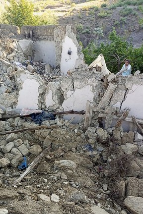 Dieses Foto, das am 22. Juni 2022 aufgenommen und mit freundlicher Genehmigung der von der afghanischen Regierung geführten Nachrichtenagentur Bakhtar erhalten wurde, zeigt einen Mann, der nach einem Erdbeben im Bezirk Gayan in der Provinz Paktika neben einem eingestürzten Lehmhaus steht.  (Foto von der Nachrichtenagentur Bakhtar / AFP)