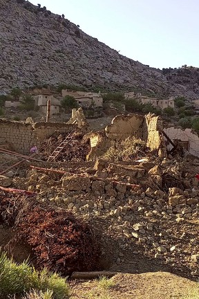 Dieses Foto, das am 22. Juni 2022 aufgenommen und mit freundlicher Genehmigung der von der afghanischen Regierung geführten Nachrichtenagentur Bakhtar erhalten wurde, zeigt eingestürzte Lehmhäuser nach einem Erdbeben im Bezirk Gayan in der Provinz Paktika.  (Foto von der Nachrichtenagentur Bakhtar / AFP)