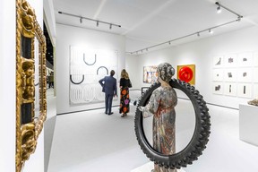 Besucher sehen sich Exponate während der 35. Ausgabe der internationalen Kunst- und Antiquitätenmesse Tefaf Maastricht am 25. Juni 2022 an.