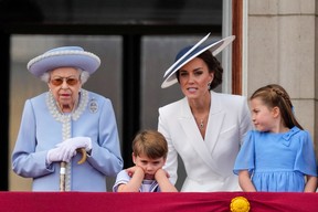 Königin Elizabeth, Catherine, Herzogin von Cambridge, zusammen mit Prinzessin Charlotte und Prinz Louis erscheinen am 2. Juni 2022 auf dem Balkon des Buckingham Palace in London. Alastair Grant/Pool via REUTERS