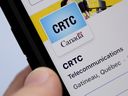Eine Person navigiert zu einer Social-Media-Seite der Canadian Radio-television and Telecommunications Commission (CRTC).  