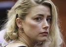 Amber Heard wartet, bevor das Urteil am Mittwoch, dem 1. Juni 2022, im Fairfax County Circuit Courthouse in Fairfax, Virginia, verlesen wird. 
