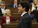 Premierminister Justin Trudeau erhebt sich am Dienstag, den 21. Juni 2022, während der Fragestunde im Unterhaus auf dem Parliament Hill in Ottawa.  