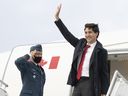 Premierminister Justin Trudeau steigt in Ottawa in sein Flugzeug, als er am Dienstag, den 21. Juni 2022 zu einer 10-tägigen Auslandsreise aufbricht.  