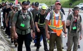 Hunderte von Unterstützern kamen heraus, um James Topp (in Warnweste) am letzten Tag seines Marsches durch Kanada in die Innenstadt von Ottawa, Donnerstag, den 30. Juni 2022, auf einem Parkplatz in Bells Corners anzufeuern.