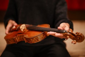 Der Geiger Braimah Kanneh-Mason hält die seltene 'Hellier'-Geige, die 1679 vom italienischen Gitarrenbauer Antonio Stradivari geschaffen wurde und am 30. Mai 2022 im Auktionshaus Christie's in London, Großbritannien, im Exceptional Sale angeboten wird. REUTERS/Henry Nicholls