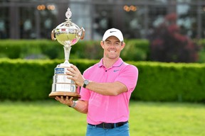 Rory McIlroy uit Noord-Ierland poseert met de trofee na het winnen van de RBC Canadian Open op St. George's Golf and Country Club op zondag in Toronto.