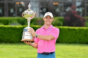 Rory McIlroy, d'Irlande du Nord, pose avec le trophée après avoir remporté l'Omnium canadien RBC au St. George's Golf and Country Club dimanche à Toronto.