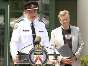 Der Polizeichef von Toronto, James Ramer, und der Bürgermeister John Tory waren am Samstag, den 11. Juni 2022, in der 31 Division anwesend, um bekannt zu geben, dass das Programm der Neighborhood Community Officers auf 13 neue Nachbarschaften ausgeweitet wurde.