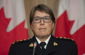 RCMP-Kommissarin Brenda Lucki hört sich eine Frage während einer Pressekonferenz in Ottawa am Mittwoch, den 21. Oktober 2020 an. THE CANADIAN PRESS/Adrian Wyld