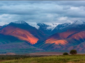 Ein Blick auf das Tian Shan-Gebirge in Kirgisistan, der Region in Zentralasien, in der Forscher, die alte Pestgenome untersuchten, die Ursprünge des Schwarzen Todes im 14.