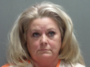 Laurie Hinds, 51, soll auf eine Leiche gespuckt haben. (Wood County Jail)