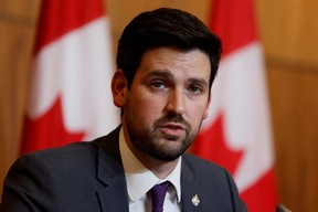 Kanadas Minister für Einwanderung, Flüchtlinge und Staatsbürgerschaft, Sean Fraser, nimmt am 6. April 2022 an einer Pressekonferenz mit dem Hochkommissar der Vereinten Nationen für Flüchtlinge, Filippo Grandi, in Ottawa, Ontario, Kanada, teil.