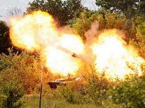 Eine selbstfahrende Haubitze 2S1 Gvozdika pro-russischer Truppen feuert am 24. Mai 2022 eine Flugblattgranate in Richtung Sievierodonetsk ab, um Informationsmaterial von ihren Kampfstellungen in der Region Luhansk, Ukraine, zu verteilen.