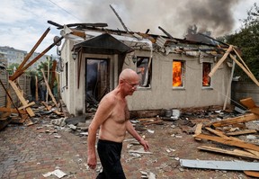 Ein Anwohner geht, während das Haus seines Nachbarn nach dem Beschuss brennt, während Russlands Angriff auf die Ukraine weitergeht, in Lysychansk, Region Luhansk, Ukraine, 2. Juni 2022.