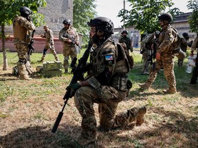 Mitglieder einer ausländischen Freiwilligeneinheit, die in der ukrainischen Armee kämpft, nehmen Stellung, während Russlands Angriff auf die Ukraine am 2. Juni 2022 in Sievierodonetsk, Region Lugansk, Ukraine, anhält.