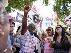 Anti-Abtreibungs-Demonstranten feiern vor dem Obersten Gerichtshof der USA am Tag nach dem Urteil des Obersten Gerichtshofs der Vereinigten Staaten im Abtreibungsfall Dobbs gegen die Frauengesundheitsorganisation und Aufhebung der wegweisenden Abtreibungsentscheidung Roe gegen Wade am 25. Juni 2022 in Washington.