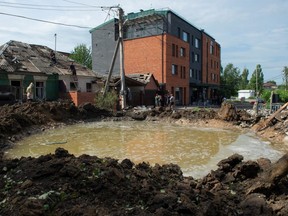 Ein Krater ist in einem Wohngebiet nach einem russischen Raketenangriff zu sehen, während Russlands Angriff auf die Ukraine am Sonntag, den 26. Juni 2022, in Charkiw, Ukraine, fortgesetzt wird.