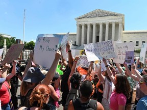 Demonstranten versammeln sich am 25. Juni 2022 vor dem Obersten Gerichtshof der USA in Washington, DC, einen Tag nachdem der Oberste Gerichtshof eine Entscheidung zu Dobbs gegen Jackson Women's Health Organization veröffentlicht hatte, in der das Recht auf Abtreibung niedergeschlagen wurde.