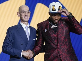 Ketvirtadienį, 2022 m. birželio 23 d., Niujorke Bennedictas Mathurinas pozuoja nuotraukoje su NBA komisaru Adamu Silveriu po to, kai Indianos „Pacers“ NBA naujokų biržoje jį išrinko šeštąją vietą.