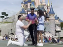 Ein Mitarbeiter von Disneyland Paris tritt mitten in einem Heiratsantrag zwischen ein Paar.