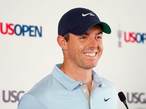 Rory McIlroy s'adresse aux médias lors d'une conférence de presse pour le tournoi de golf de l'US Open au Country Club.