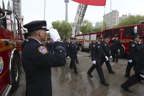 Mitglieder der Feuerwehr von Toronto nehmen am Sonntag, den 12. Juni 2022, an der Gedenkfeier teil, da 21 neue Namen zum Toronto Fallen Firefighter Memorial am „Last Alarm“-Denkmal in der Fire & Marine Station 334 in Toronto hinzugefügt werden. JACK BOLAND/TORONTO SUN