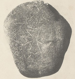 Dieses am 14. Juni 2022 veröffentlichte Handout-Bild zeigt den Grabstein von Sanmaq, einem Opfer der Pest, mit der Inschrift, die lautet: „Dies ist das Grab des Gläubigen Sanmaq.  (Er) starb an der Pest.“
