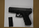 Ein von der Peel-Polizei veröffentlichtes Bild einer Pistole, die bei der Untersuchung von Apothekenüberfällen beschlagnahmt wurde.