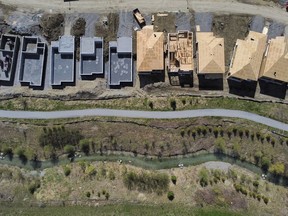 In einer Wohnbausiedlung im Westend von Ottawa, 6. Mai 2021, werden neue Häuser gebaut.