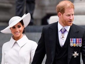 Prinz Harry, Herzog von Sussex, und Meghan, Herzogin von Sussex, nachdem sie am 3. Juni 2022 in London am National Service of Thanksgiving in der St. Paul's Cathedral während der Feierlichkeiten zum Platinjubiläum der Königin teilgenommen hatten.