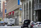 Das Gebäude auf der linken Seite ist 45 The Esplanade, ein Hotel, das von der Stadt gepachtet wurde, um als Unterkunft für Obdachlose in Toronto zu dienen.
