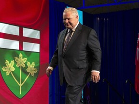 Der Premierminister von Ontario, Doug Ford, verlässt am Freitag, den 3. Juni 2022, nach einer Pressekonferenz in Toronto die Bühne. Der Premierminister von Ontario hat noch kein neues Kabinett benannt.THE CANADIAN PRESS/Chris Young