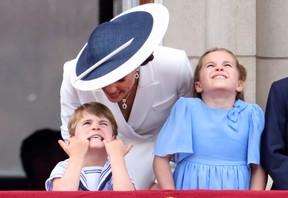 Prinz Louis von Cambridge verzieht das Gesicht, als er während der Trooping the Colour-Parade am 2. Juni 2022 in London den RAF-Überflug mit Catherine, Herzogin von Cambridge und Prinzessin Charlotte von Cambridge vom Balkon des Buckingham Palace aus beobachtet.