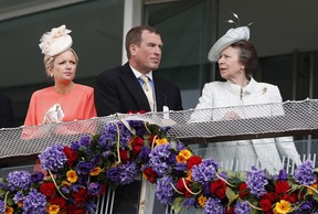 Prinzessin Anne wird mit ihrem Sohn Peter Phillips während der Rennen beim Epsom Derby in Epsom, Großbritannien, am 4. Juni 2022 gesehen.