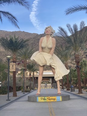 Milžiniška buvusios Palm Springso gyventojos Marilyn Monroe statula yra visai šalia miesto centro.