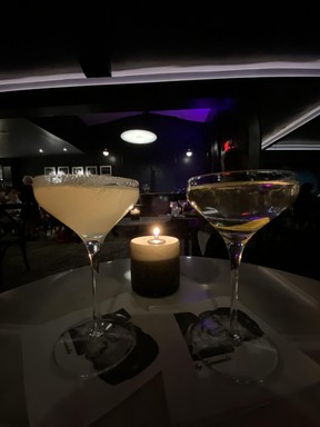 Cocktails chez Melvyn's, un classique de Palm Springs et favori du Rat Pack.