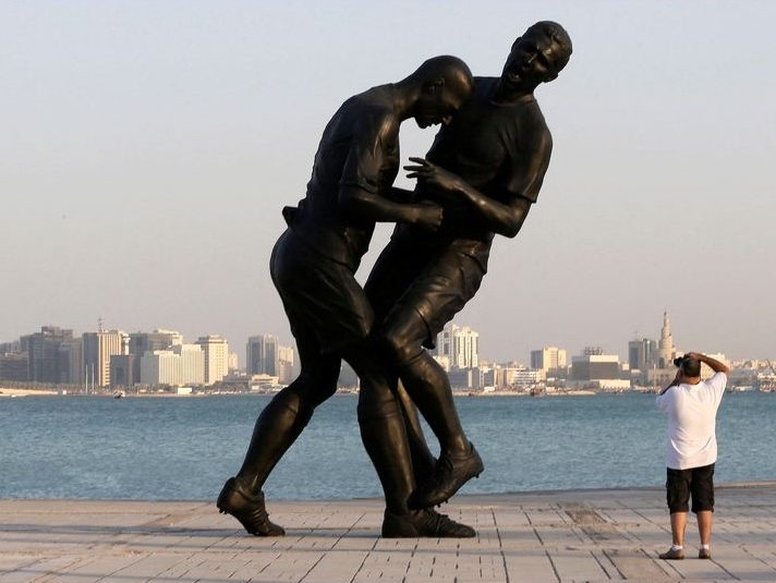 قطر تعيد تثبيت تمثال زيدان الذي أثار رد فعل عنيف