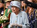 Queen Elizabeth II während der traditionellen Schlüsselzeremonie im Holyroodhouse am 27. Juni 2022 in Edinburgh, Schottland.