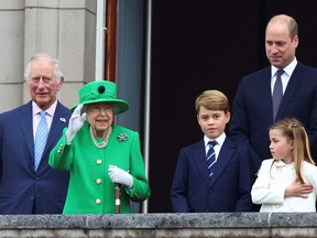 Prinz Charles, Prinz von Wales, Königin Elizabeth II., Prinz George von Cambridge, Prinz William, Herzog von Cambridge und Prinzessin Charlotte von Cambridge stehen während des Platinum Jubilee Pageant am 5. Juni 2022 in London auf einem Balkon.