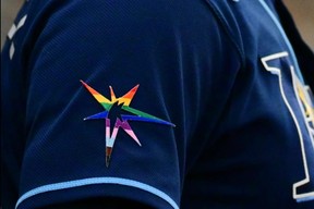 Das Regenbogen-Emblem auf dem Ärmel eines Rays-Spielers.  GETTY IMAGES