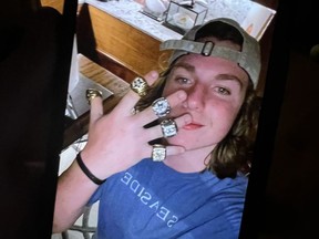 Teenager, der die Hand mit scheinbar professionellen Meisterschaftsringen an seinen Fingern hochhält.  (Büro des Sheriffs von Walton County/Facebook)