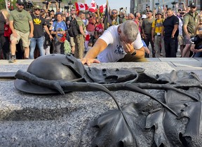 Der Veteran der kanadischen Streitkräfte, James Topp, traf am frühen Donnerstagabend am National War Memorial ein und absolvierte am 30. Juni 2022 einen länderübergreifenden Marsch, um gegen die COVID-19-Impfstoffmandate zu protestieren.