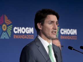 Premierminister Justin Trudeau beantwortet Fragen während der abschließenden Pressekonferenz beim Treffen der Regierungschefs des Commonwealth in Kigali, Ruanda, Samstag, den 25. Juni 2022.