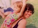Kindheitsfoto der Schriftstellerin Caity Weaver (links) und ihrer Mutter Dr. Maureen Brennan-Weaver, das für den Nachruf verwendet wurde.