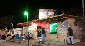 Besitzer und Gäste sagen, dass die Bar The Last Resort in Florida von der Serienmörderin und ehemaligen Stammkundin Aileen Wuornos heimgesucht wird.  FACEBOOK
