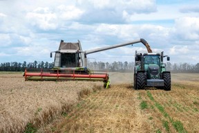 Bauern ernten am 19. Juli 2022 inmitten der russischen Invasion in der Ukraine ein Weizenfeld in der ukrainischen Region Charkiw.